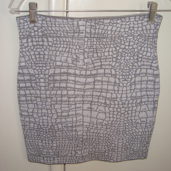 BCBG Max Azria Mini Short Skirt Greyish Snake Print Color - Picture 2 of 8